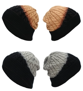 Detailansicht von Winter-Strickmützen mit stilvollem Farbverlauf und Zopfmuster.