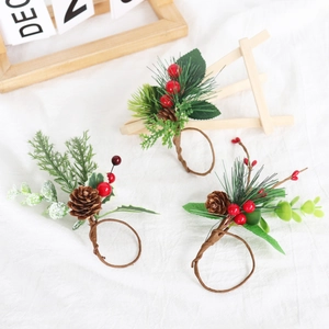 Détail de ronds de serviette de Noël avec aiguilles de pin et baies sur lin blanc