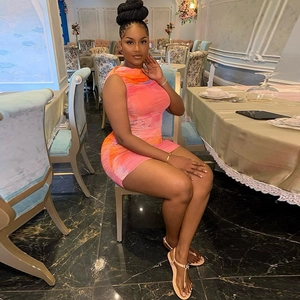 Robe moulante sexy sans manches avec dégradé de couleurs rose et orange coupe ajustée
