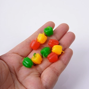 Modelos de pimientos coloridos en miniatura para cocina de casa de muñecas en rojo amarillo y verde