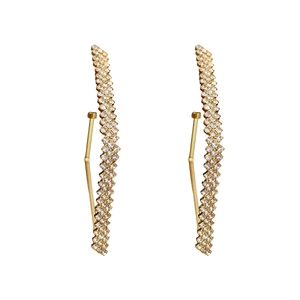 Sparkling gold-finished geometric earrings with curved lines and pavé rhinestones