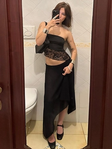 Haut tube noir sexy avec dentelle et jupe asymétrique pour un look de club tendance