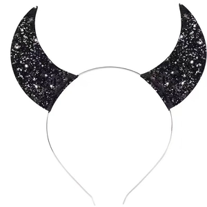 Vue détaillée de cornes de diable à paillettes noires sur un serre-tête en métal argenté