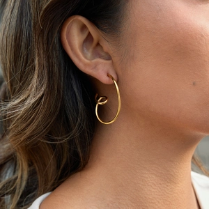 Orecchini a spirale in acciaio inossidabile placcato oro 18k indossati da una modella