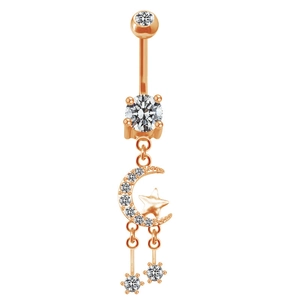 Détail d'un piercing de nombril en or rose avec pendentifs lune et étoile en zircon