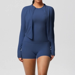 Détail d'un ensemble de yoga bleu-gris avec veste zippée et short à taille haute