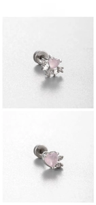Detalle macro del pendiente de corazón rosa con estrella de plata y cierre de rosca seguro