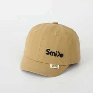 Detailansicht der 3D-Smile-Stickerei und des Markenlabels auf der khakifarbenen Kappe
