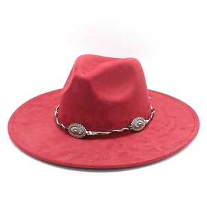 Chapeau de cowboy en daim rouge foncé avec ruban tressé et ornements en métal argenté