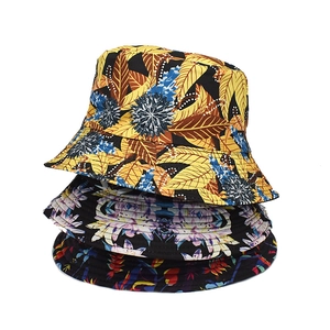 Trois bobs réversibles avec imprimés floraux tropicaux en toile de coton de qualité
