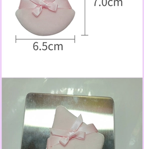 Pink triangular powder puff with ribbon bow detail and precise dimensions of 7.0x6.5cm