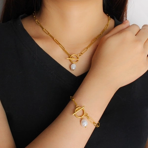 Elegante Collana E Bracciale Gioielli Vintage Acciaio Inossidabile Placcato Oro Catena A Graffetta Perla Artificial Barocca Chiusura A T