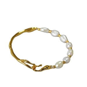 Baroque pearl bracelet with irregular gold branch-shaped brass links in elegant design