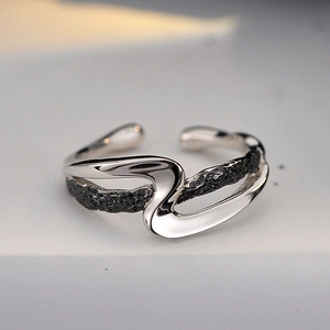Unique Z-shaped dual-tone S925 silver ring featuring smooth and wrinkled textures