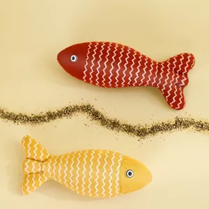Extra große Leinenfisch-Katzenspielzeuge mit Katzenminze in roten und gelben Wellenmustern