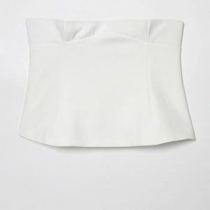 Haut tube blanc minimaliste pour femmes avec nœud papillon, tissu lisse à plat