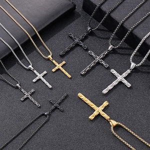 Collane con croce da uomo in acciaio inossidabile oro, argento e nero su pelle scura