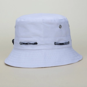 Détail d'un bob en coton blanc avec œillets métalliques et cordon de serrage sport réglable