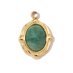 Détail macro de pierre agate verte sertie dans un cadre en acier inoxydable doré vintage