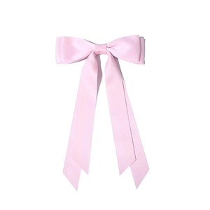 Elegante pinza de pelo de satén rosa con lazo y cintas largas en fondo blanco