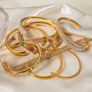 Bracciali sovrapposti in titanio placcato oro 18K con perle e zirconi arcobaleno