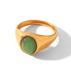 Nahaufnahme eines Vintage-Siegelrings in Gold mit poliertem ovalem grünem Stein