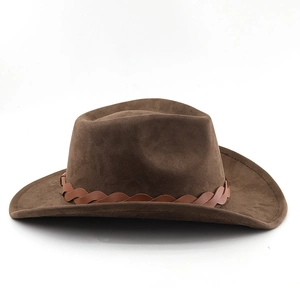 Détail d'un chapeau de cow-boy marron foncé avec bande décorative en cuir tressé