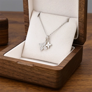 Collier en acier titane argenté avec double pendentif trèfle et zircon en boîte bois