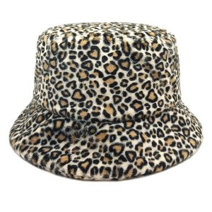 Détail du chapeau cloche imprimé léopard en fausse fourrure épaisse pour l'hiver