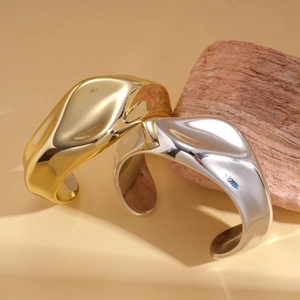 Minimalist geometric twisted cuff bracelet set in polished gold and silver finish