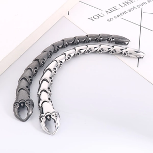 Détail de bracelets punk queue de scorpion en finitions argent antique et poli brillant