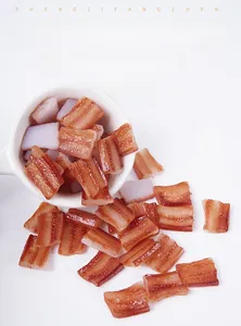 Dettaglio di fette di pancetta in miniatura in resina per decorazioni alimentari DIY