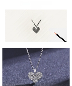 Détail macro du pendentif cœur pixel en argent S925 avec zircons scintillants sertis pavé