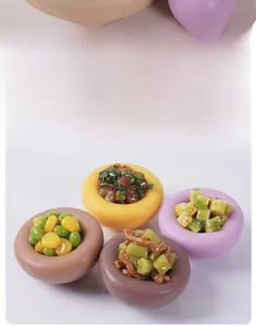 Realistische Lebensmittelmodelle von gedämpften Brötchen mit Gemüse und Fleischfüllung