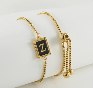 Vue macro du bracelet chaine dorée avec pendentif lettre Z et fermoir coulissant réglable