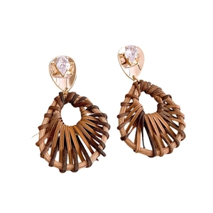 Boucles d'oreilles en rotin doré en forme de goutte avec zircone cubique au style bohème