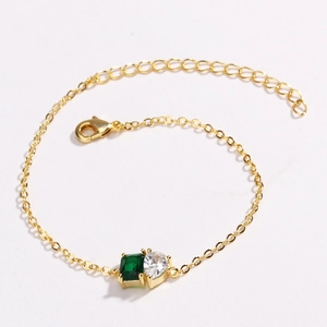 Bracelet plaqué or avec zircon émeraude rectangulaire et pierre transparente en cœur