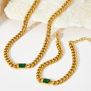 Parure de bijoux vintage en mailles gourmettes dorées avec zircons vert émeraude