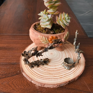 Détails d'un porte-encens en bronze vintage avec sculptures d'oiseaux et fleurs de prunier
