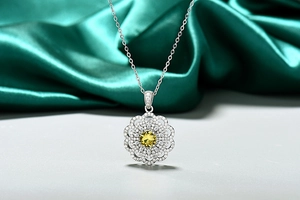 Vue macro d'un collier tournesol en argent avec pierre jaune et détails en zircone