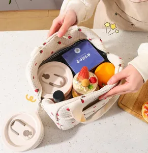 Borsa termica in velluto a coste con fragole che mostra la grande capacità interna