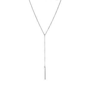 Makroaufnahme einer silbernen Y-Halskette aus Edelstahl mit minimalistischem vertikalem Stab
