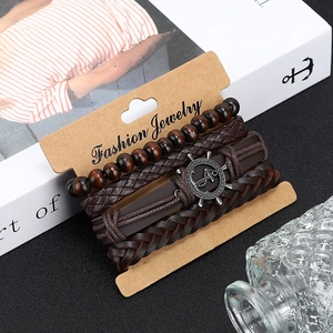 Détail de l'ensemble de bracelets en cuir tressé marron avec ancre et perles en bois