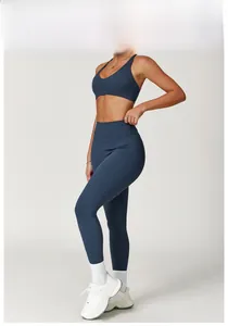 Vista frontale del set yoga blu con canotta aderente e leggings a vita alta