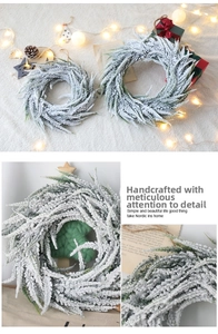 Détail macro de couronne de Noël nordique givrée avec feuillage enneigé pour décoration
