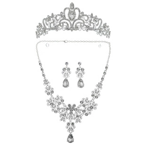Detailsicht des silbernen Braut-Diadems und der passenden Tropfen-Ohrringe mit Kristallen