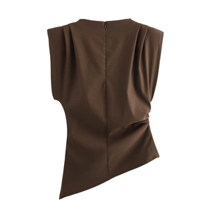 Vue détaillée des plis à l'épaule et de l'ourlet asymétrique sur ce haut marron chic