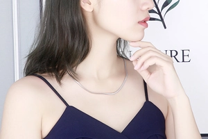 Collier chaîne fine en argent pour femme porté pour un style minimaliste élégant