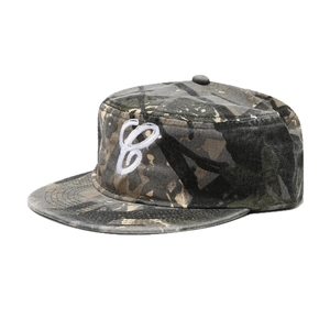 Casquette militaire camouflage vintage avec broderie blanche lettre C et sommet plat