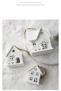 Vue détaillée de trois maisons de Noël en bois blanc avec texture de neige artificielle
